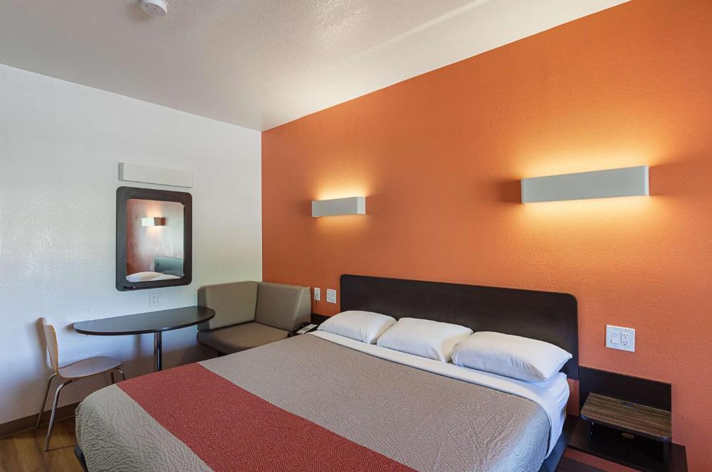 Deluxe King Room - Non-Smoking interior